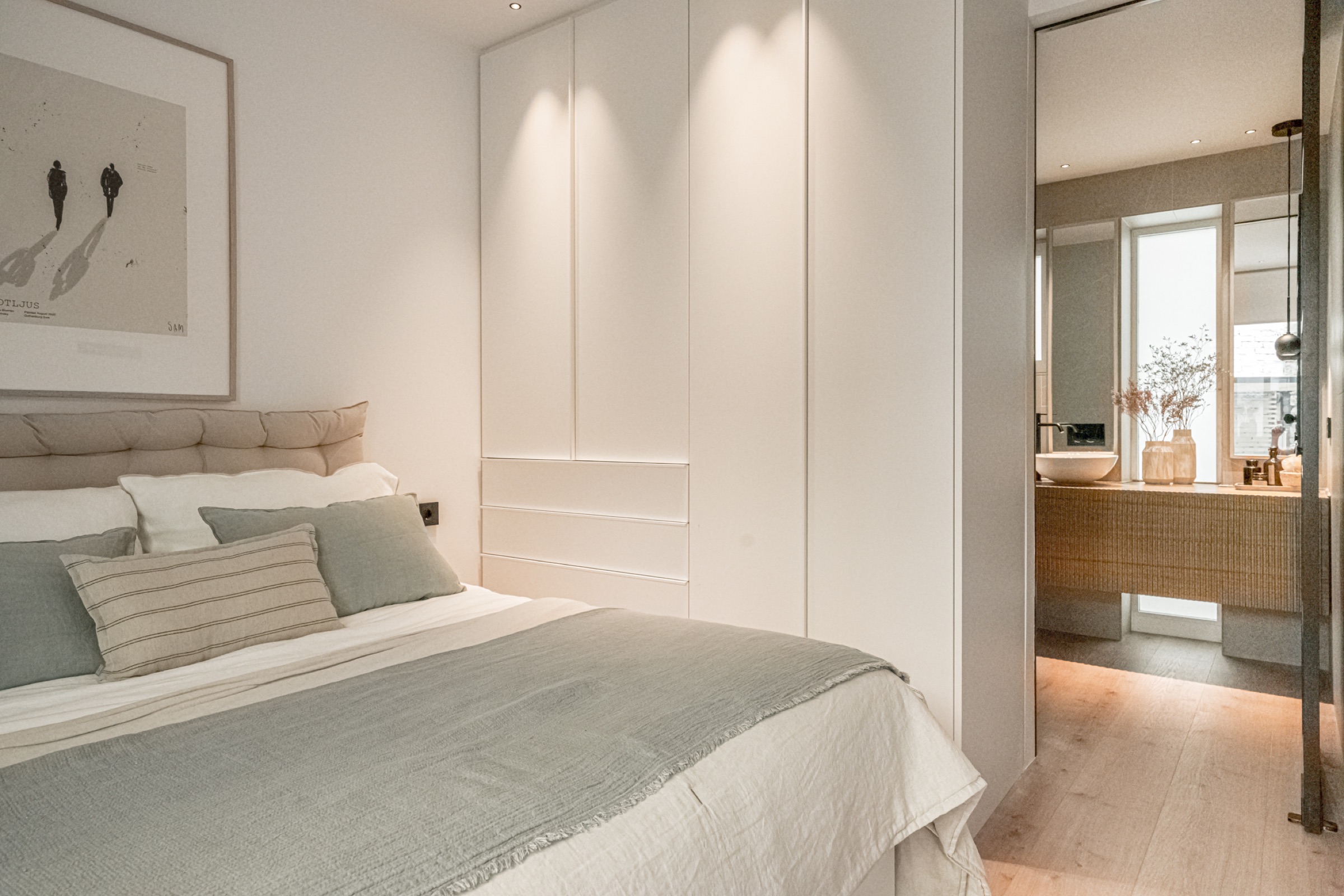 Suite con dormitorio abierto al baño, armario integrado y tonos neutros