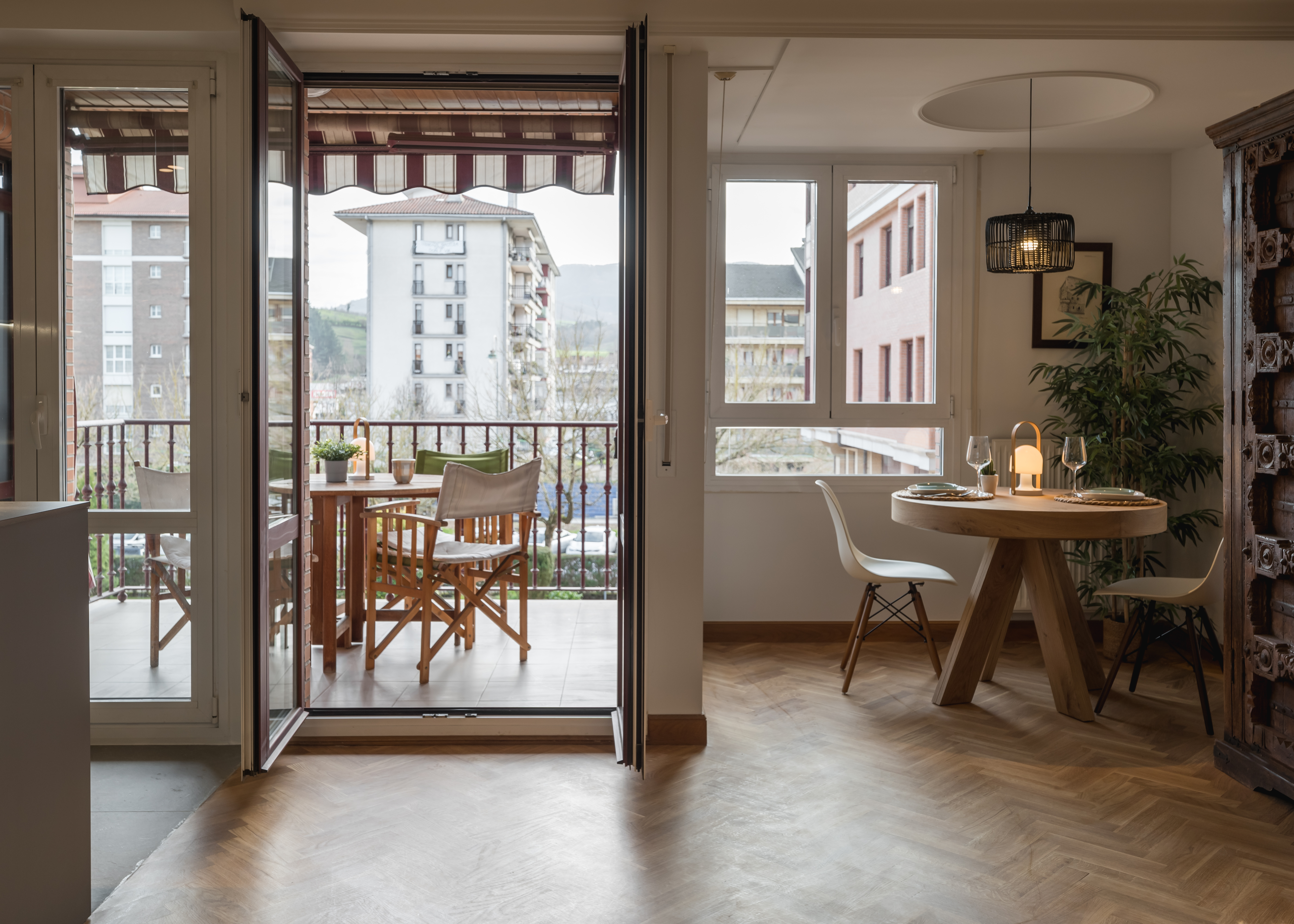 Cocina reformada por AIA con isla de madera y encimera negra