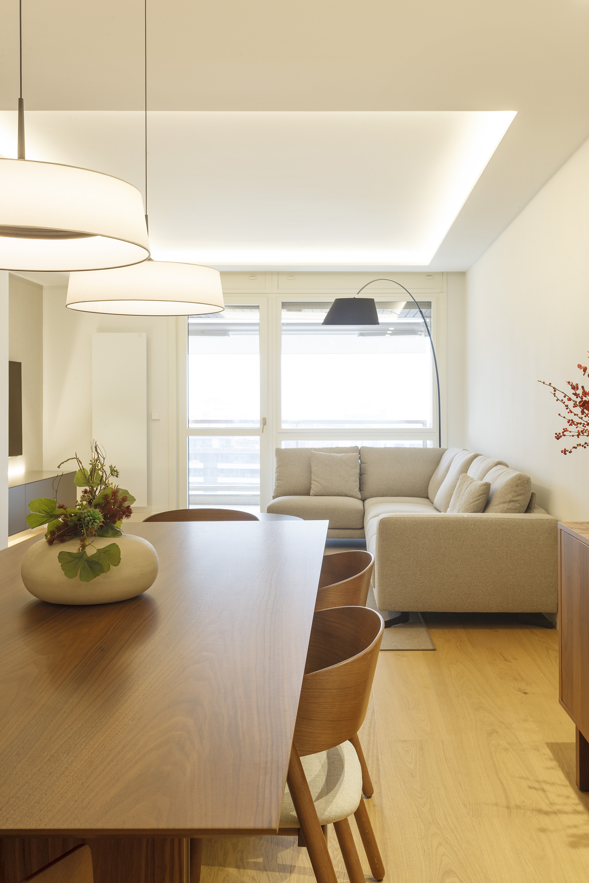 Salón de vivienda nueva con mueble TV y luz integrada por AIA